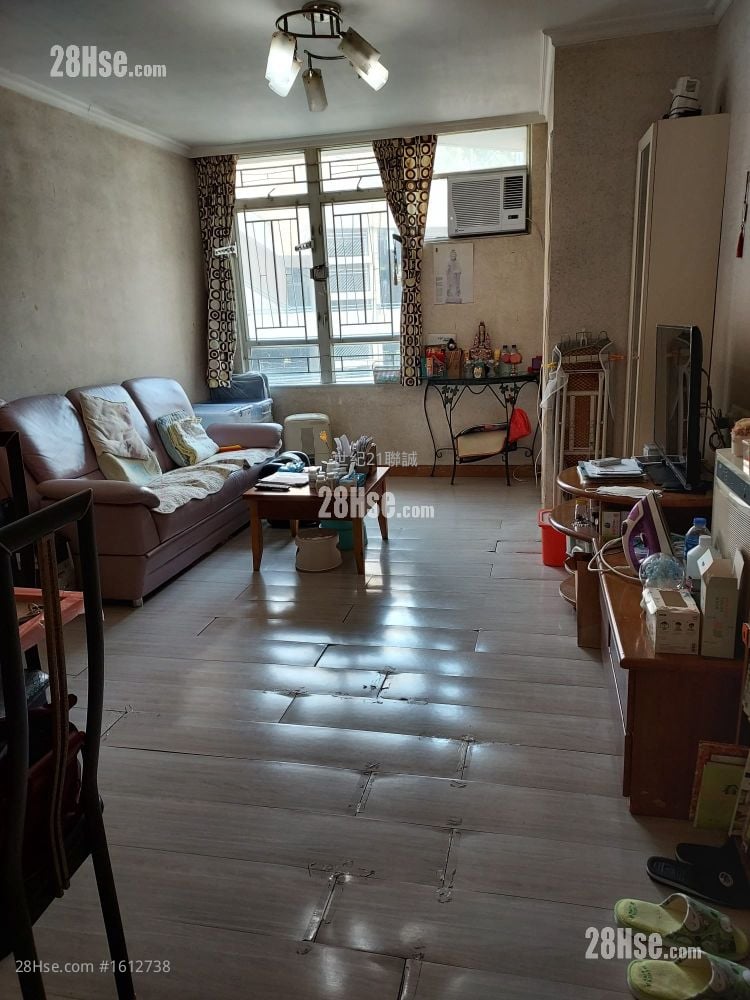 Hiu Lai Court Sell 3 Bedrooms , 1 Bathroom 604 ft²