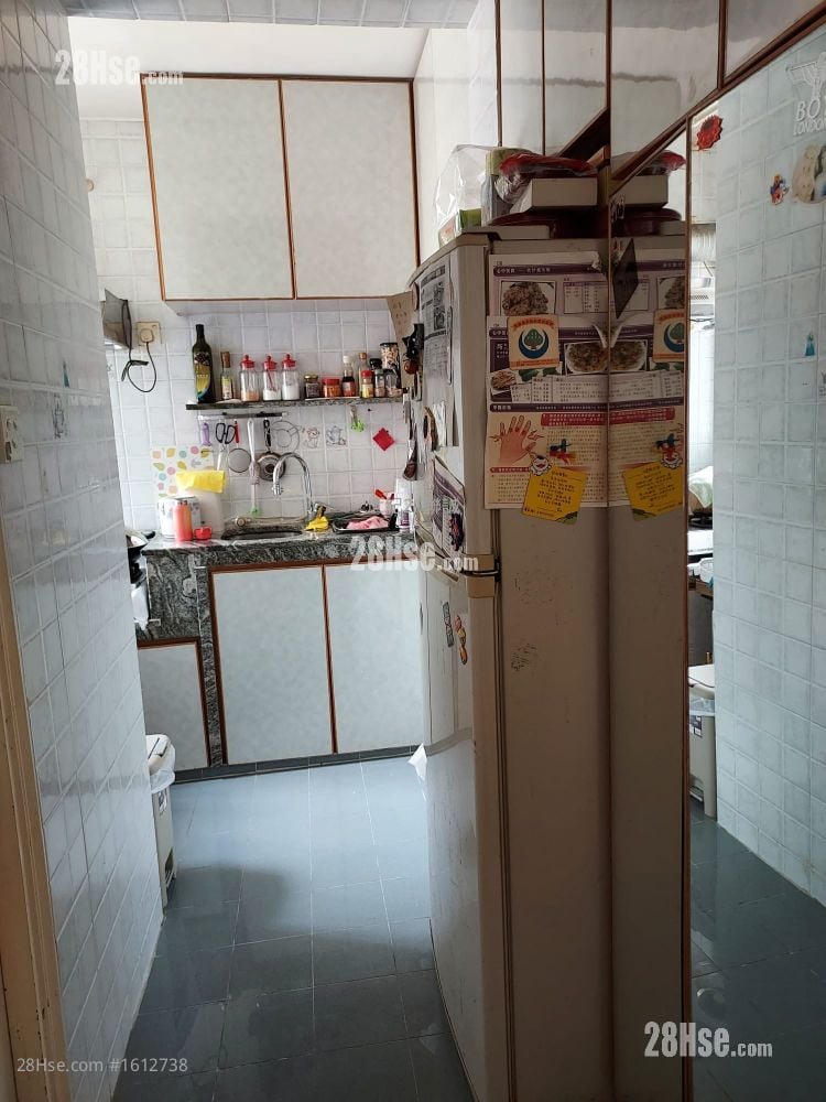 Hiu Lai Court Sell 3 Bedrooms , 1 Bathroom 604 ft²