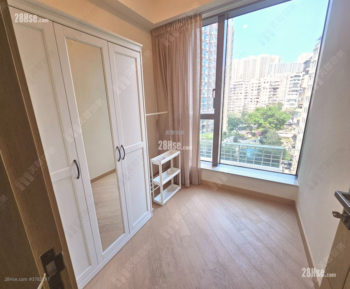Grand Central Sell 2 Bedrooms , 1 Bathroom 597 ft²