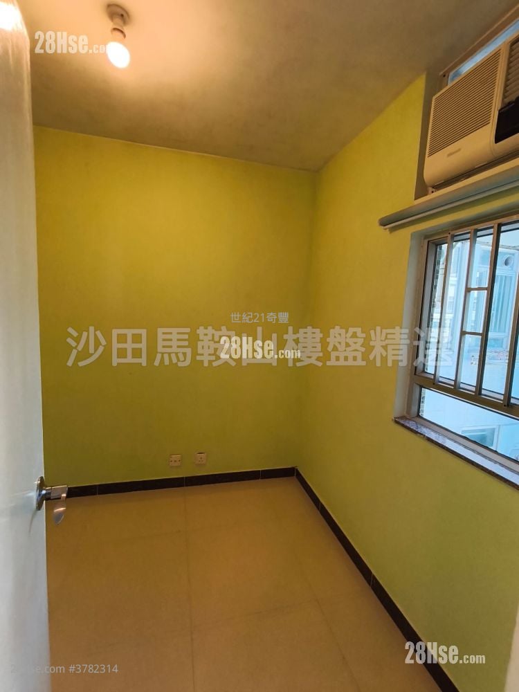 Kam On Court Sell 2 Bedrooms , 1 Bathroom 401 ft²