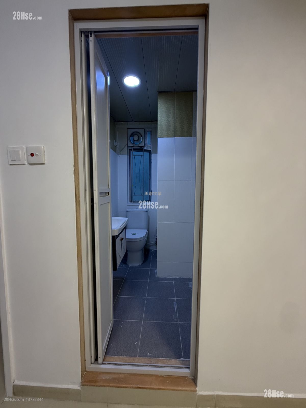 Kwai Dao Building Sell 2 Bedrooms , 1 Bathroom 355 ft²