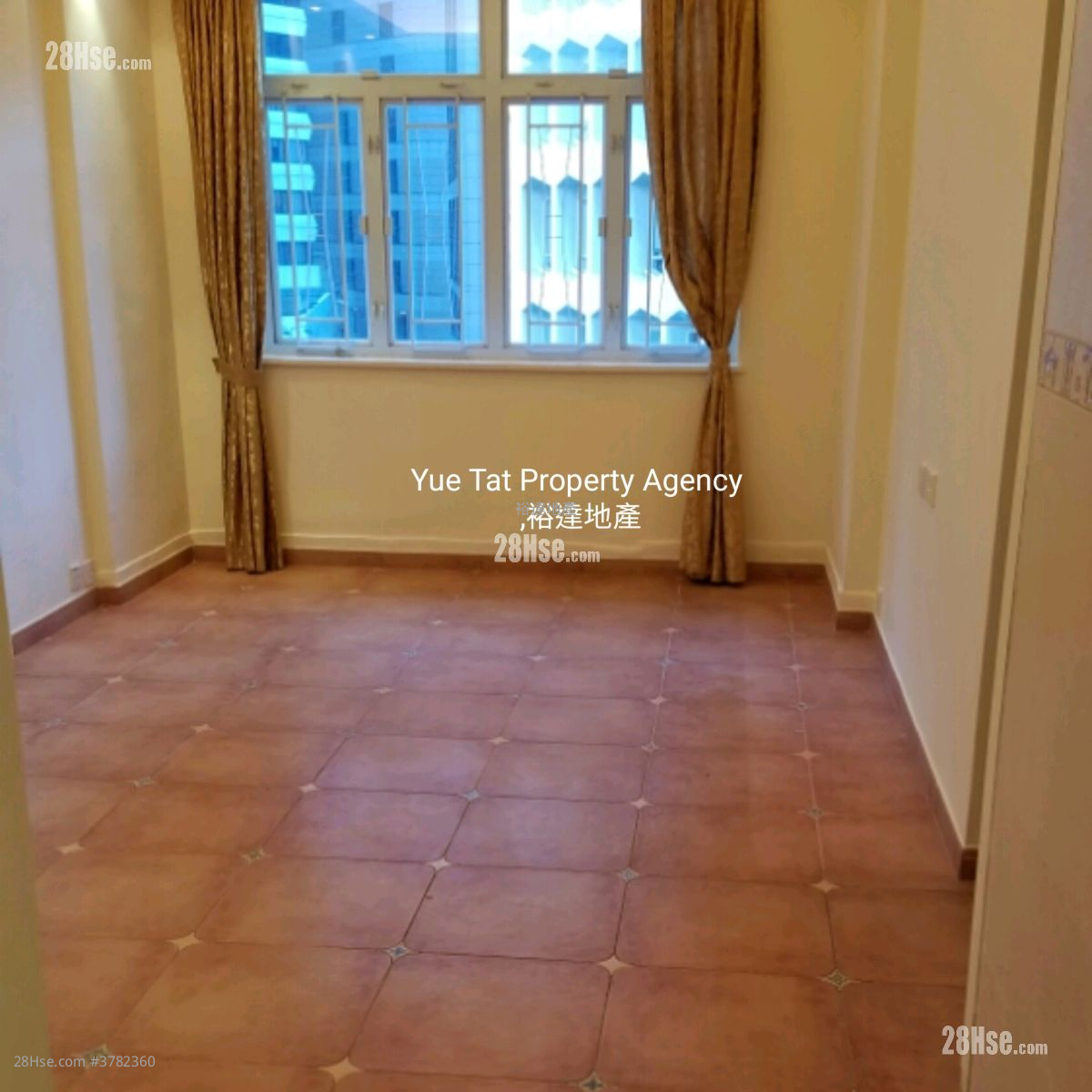 Empire Court Sell 4 Bedrooms , 2 Bathrooms 763 ft²