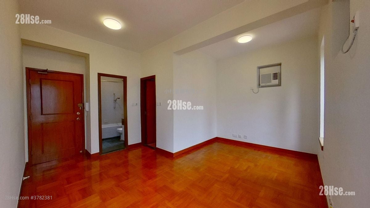 living room: Liberty Mansion Rental Studio , 1 Bathroom 308 ft²