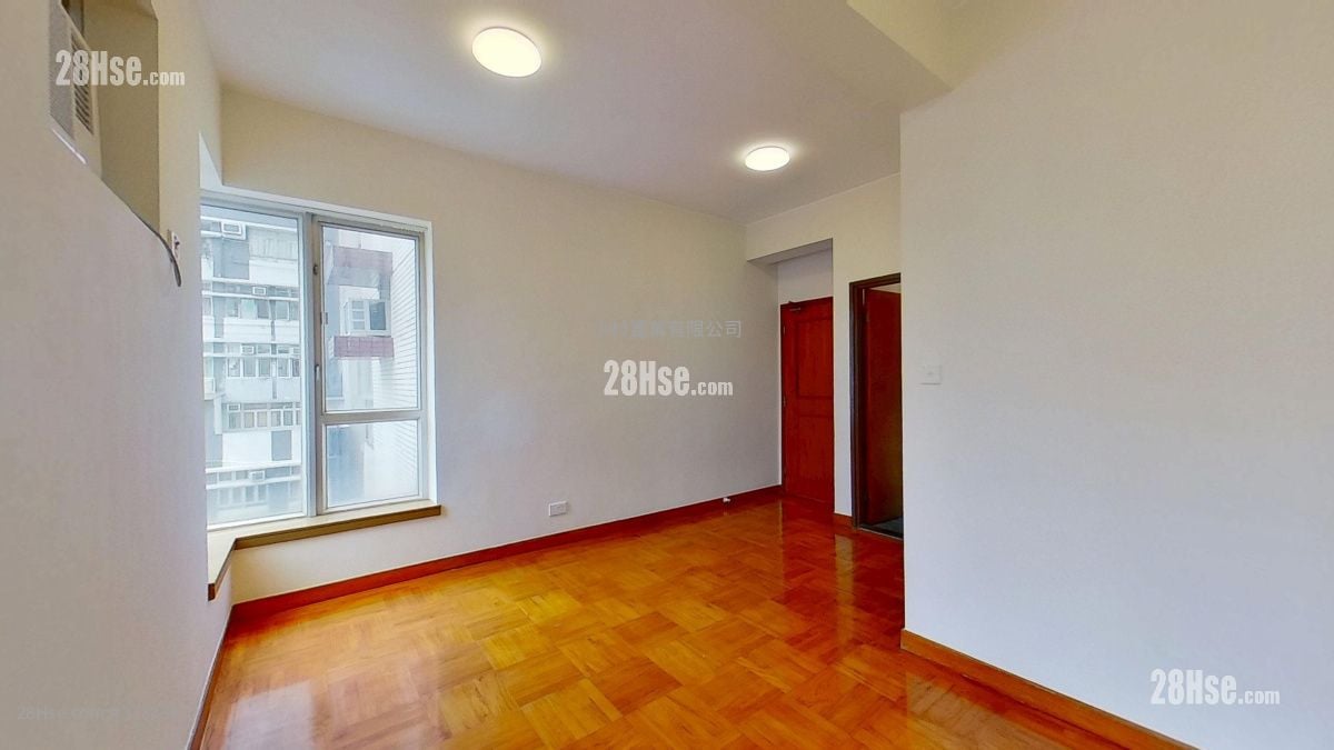living room: Liberty Mansion Rental Studio , 1 Bathroom 308 ft²