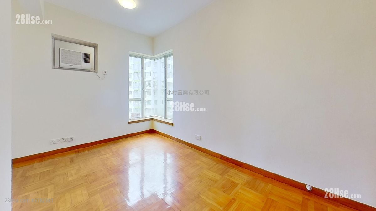 living room: Liberty Mansion Rental Studio , 1 Bathroom 308 ft²