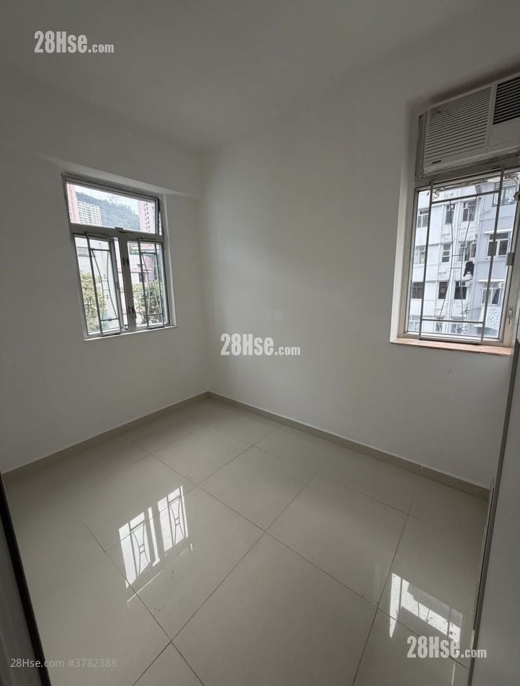 Kwai Dao Building Sell 2 Bedrooms , 1 Bathroom 355 ft²