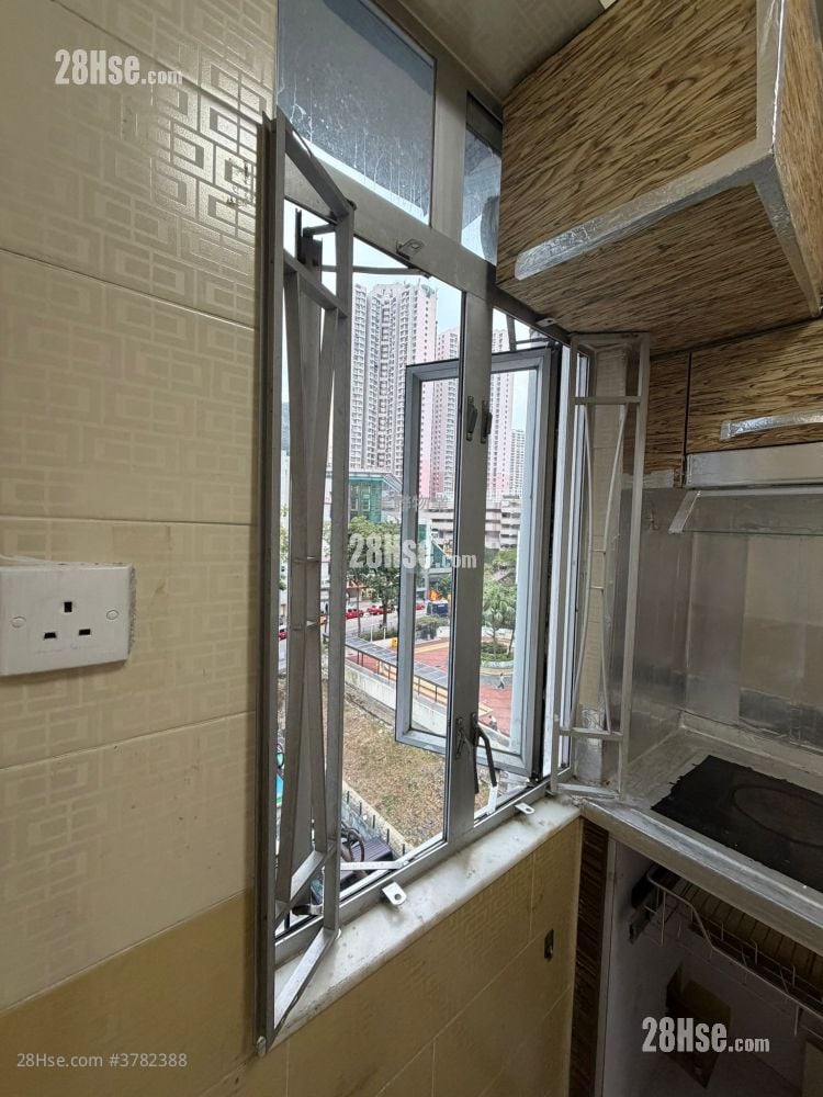 Kwai Dao Building Sell 2 Bedrooms , 1 Bathroom 355 ft²
