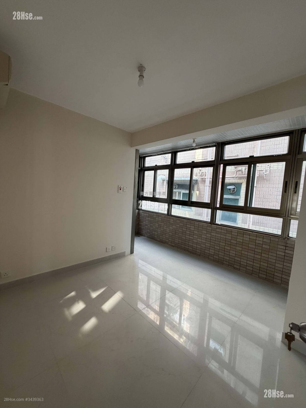 村屋 租盘 3 房 , 2 浴室 700 平方尺