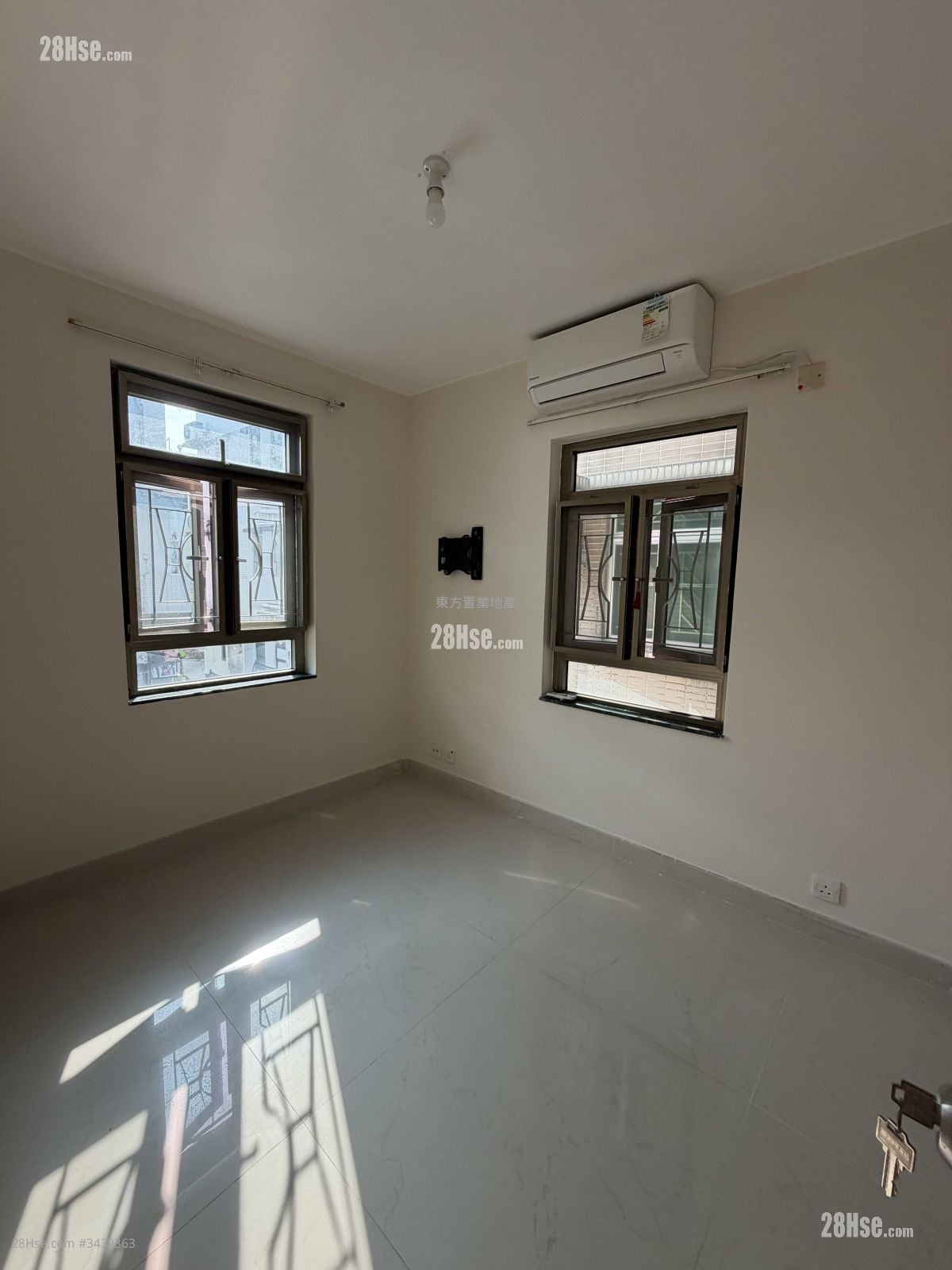 村屋 租盘 3 房 , 2 浴室 700 平方尺