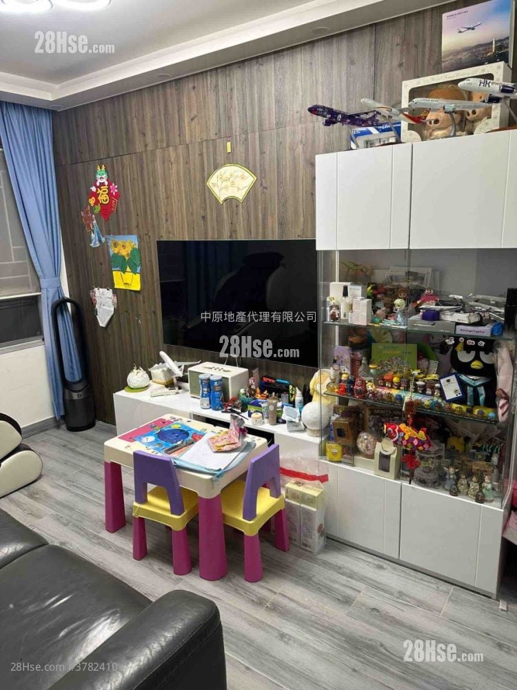 Hoi Lok Court Sell 3 Bedrooms 631 ft²