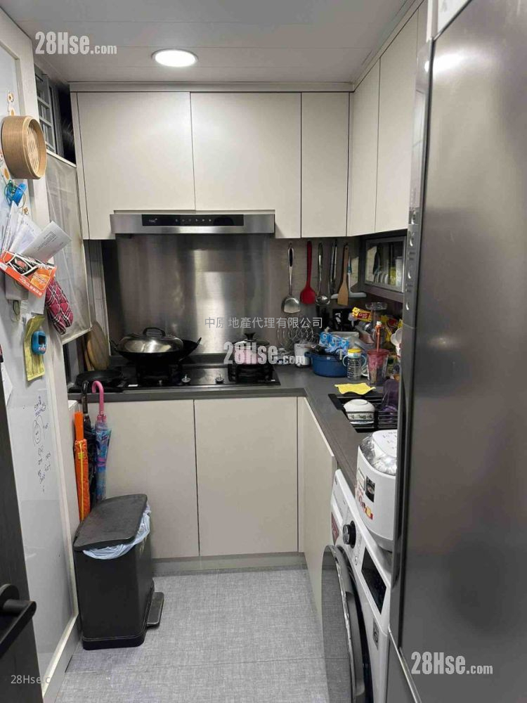 Hoi Lok Court Sell 3 Bedrooms 631 ft²