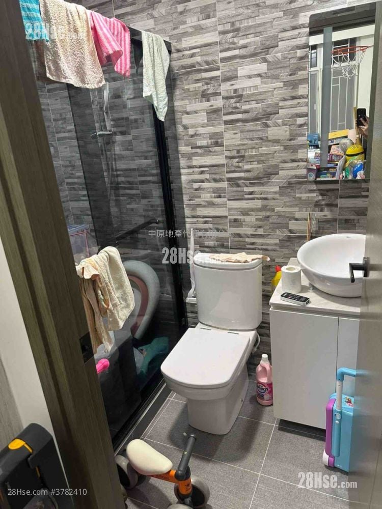 Hoi Lok Court Sell 3 Bedrooms 631 ft²
