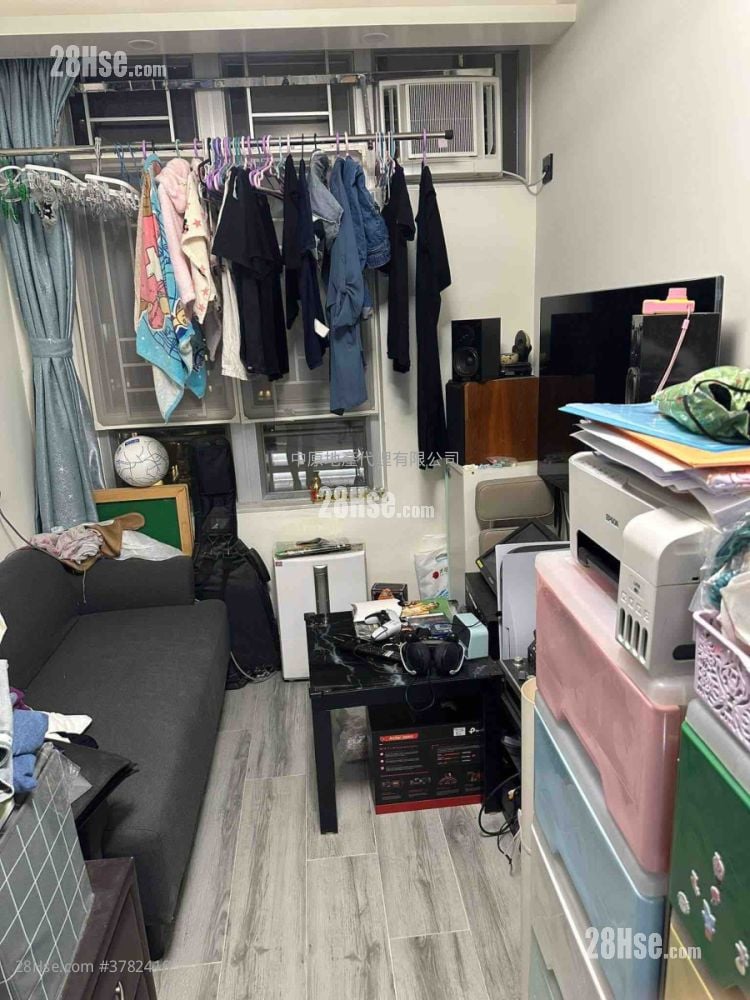 Hoi Lok Court Sell 3 Bedrooms 631 ft²