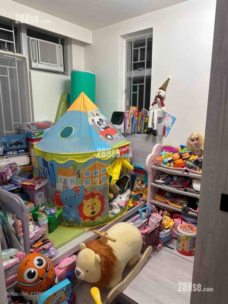 Hoi Lok Court Sell 3 Bedrooms 631 ft²