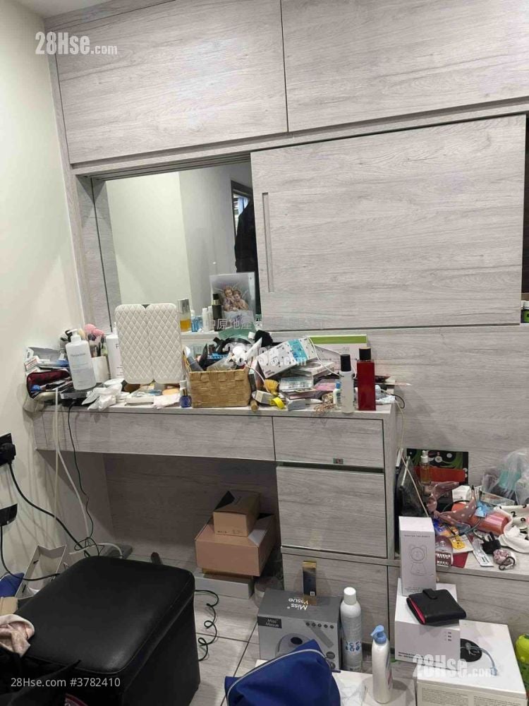 Hoi Lok Court Sell 3 Bedrooms 631 ft²