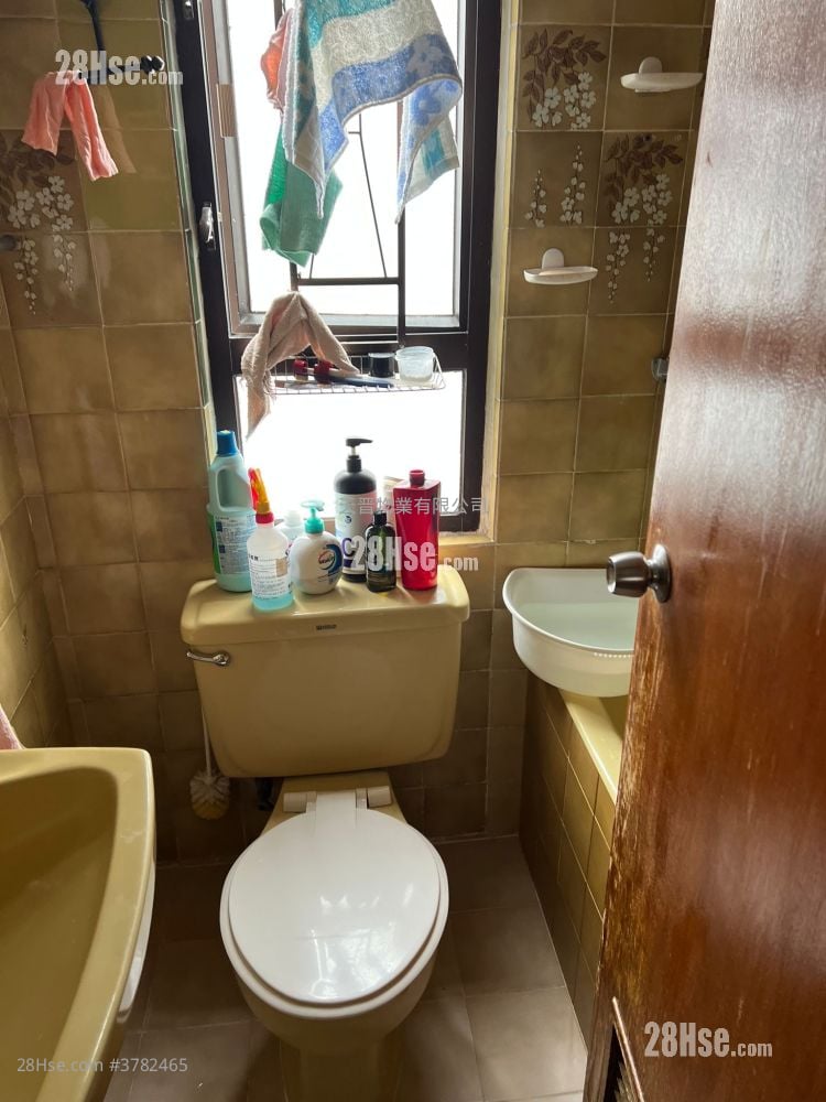 Pau Chung Building Sell 2 Bedrooms , 1 Bathroom 330 ft²