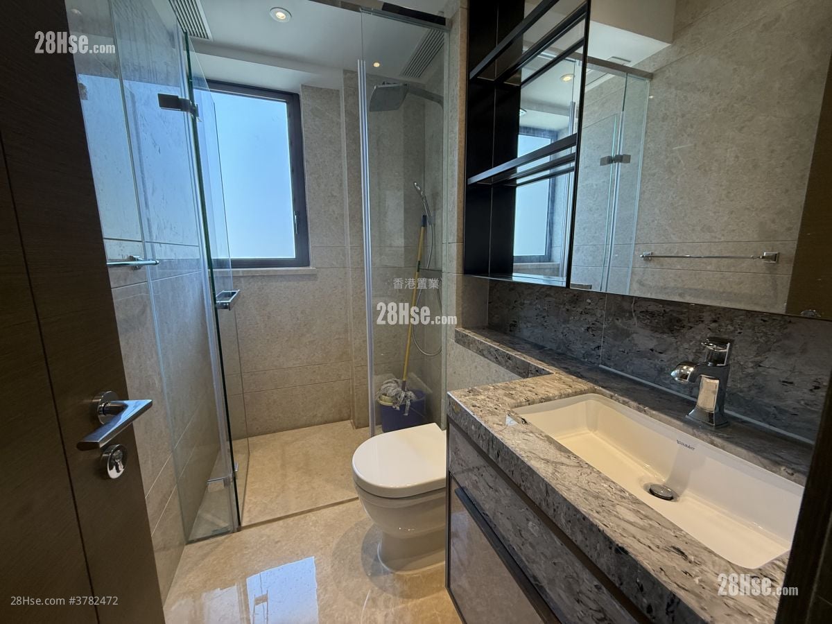bathroom: Grand Homm Rental 2 Bedrooms 934 ft²