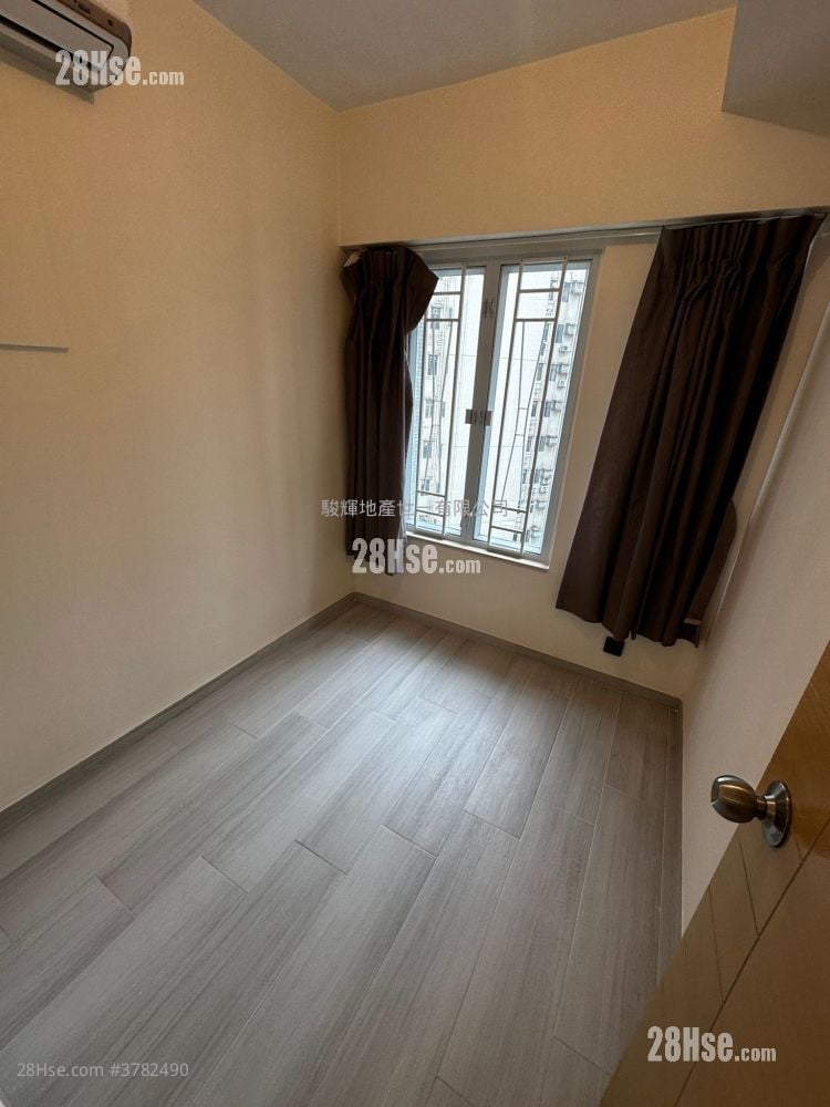 Green View Court Sell 2 Bedrooms , 1 Bathroom 326 ft²