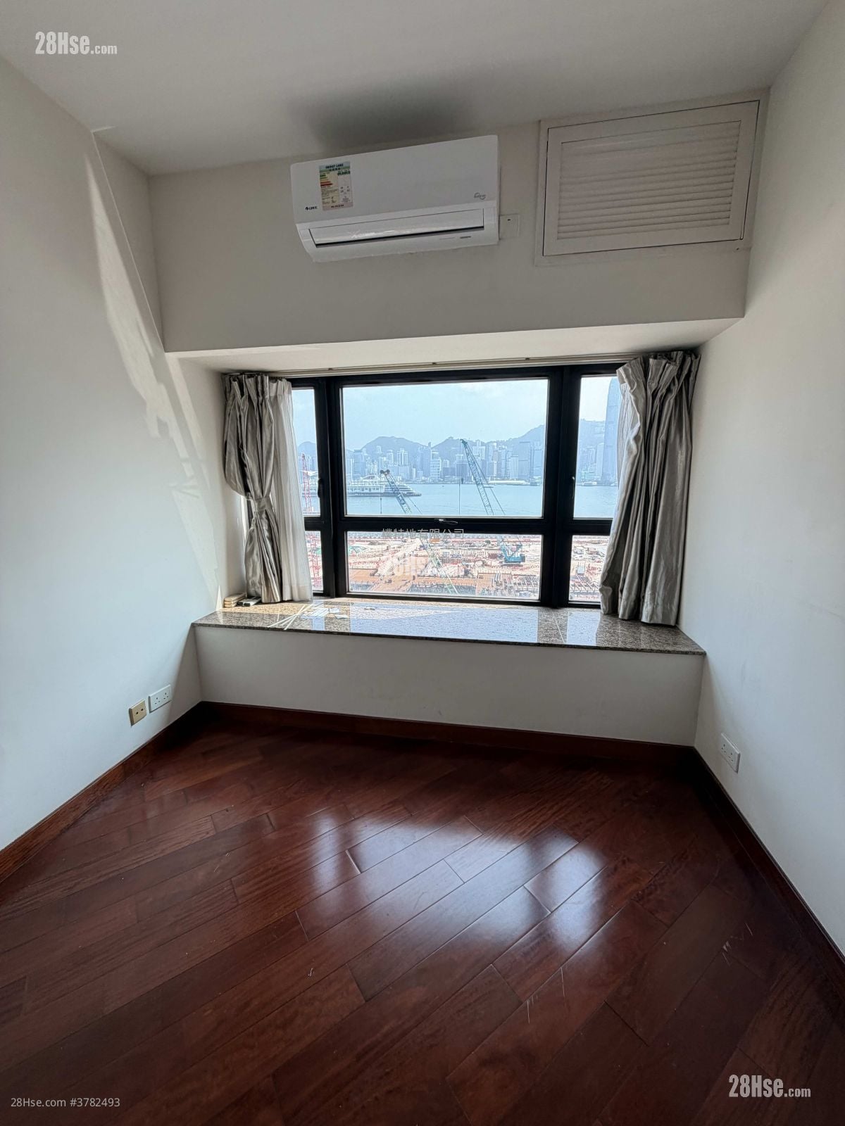 The Arch Rental 3 Bedrooms , 3 Bathrooms 840 ft²