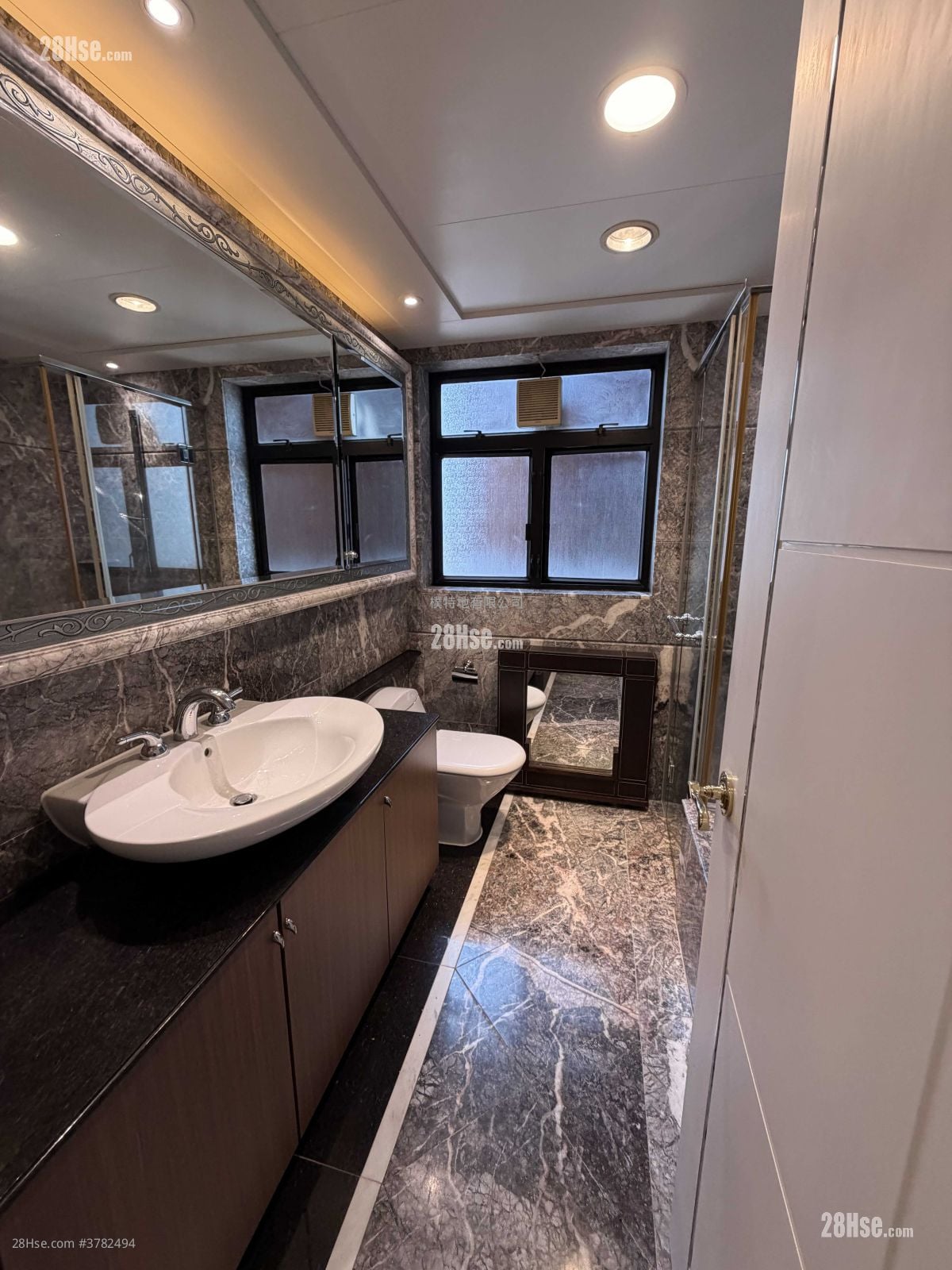 The Arch Rental 3 Bedrooms , 3 Bathrooms 970 ft²