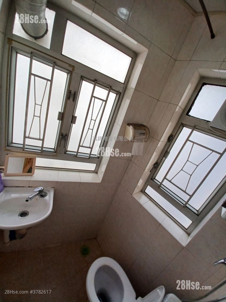 皆兴大厦 租盘 220 平方尺