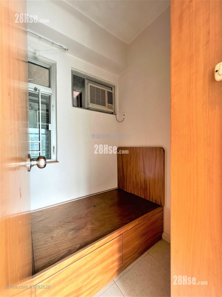 Flora Plaza Rental 3 Bedrooms , 1 Bathroom 526 ft²