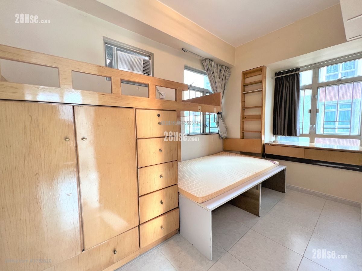 Flora Plaza Rental 3 Bedrooms , 1 Bathroom 526 ft²