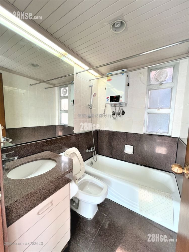 Flora Plaza Rental 3 Bedrooms , 1 Bathroom 526 ft²