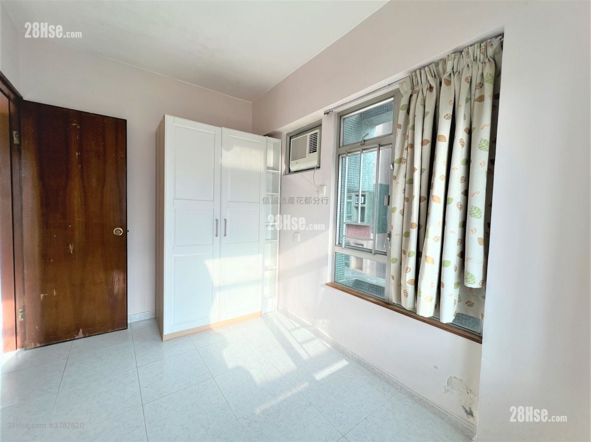 Flora Plaza Rental 3 Bedrooms , 1 Bathroom 526 ft²