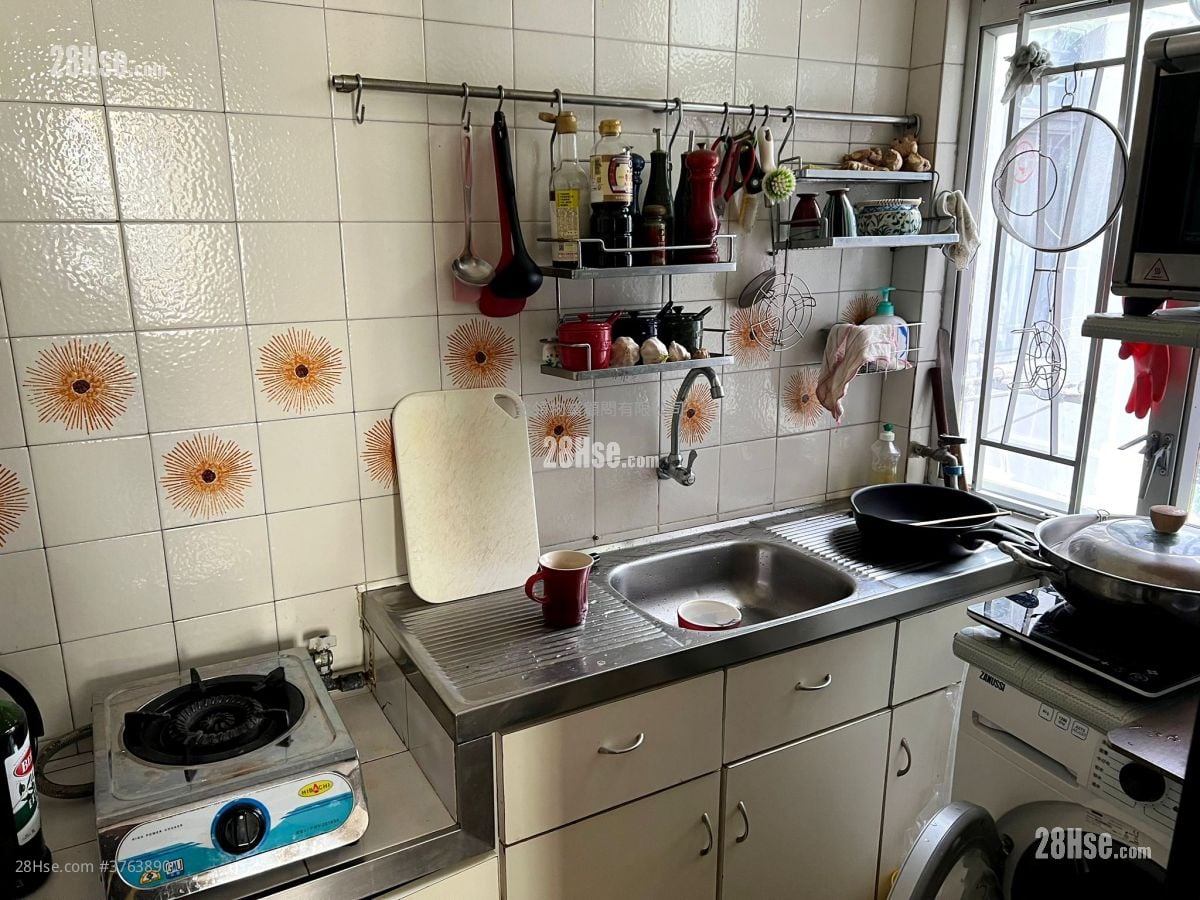 Pau Chung Building Sell 2 Bedrooms , 1 Bathroom 330 ft²