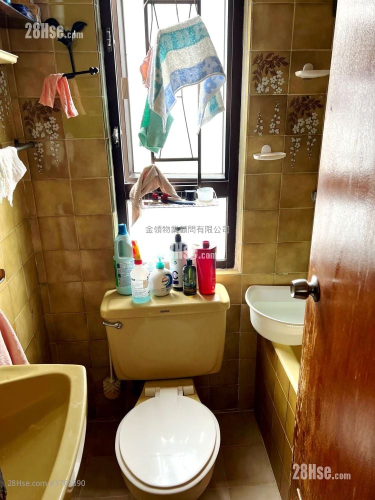 Pau Chung Building Sell 2 Bedrooms , 1 Bathroom 330 ft²