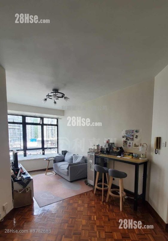Kornhill Sell 2 Bedrooms 480 ft²