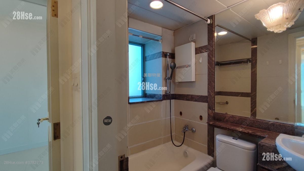 浴室: 港景峰 租盘 2 房 , 1 浴室 496 平方尺