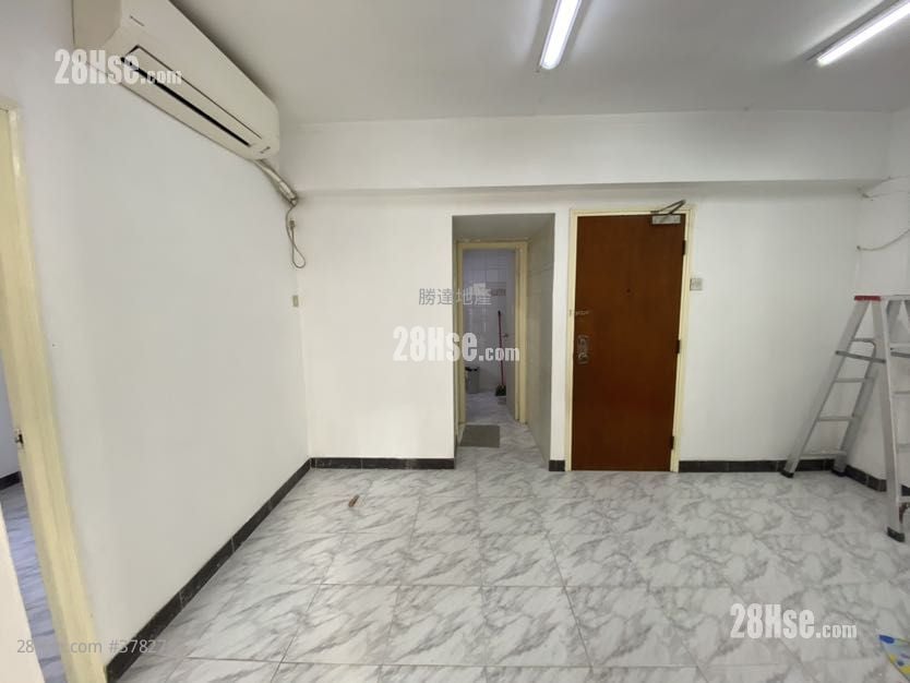 Tenement House Rental 3 Bedrooms , 1 Bathroom 460 ft²
