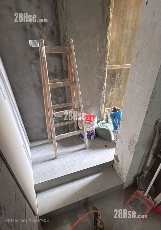 Lung Mong Building Rental 3 Bedrooms , 2 Bathrooms 589 ft²