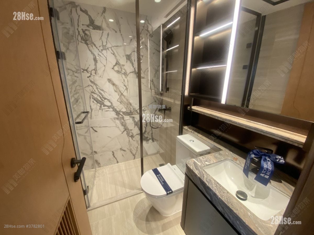 bathroom: Topside Residence Rental 2 Bedrooms , 1 Bathroom 377 ft²