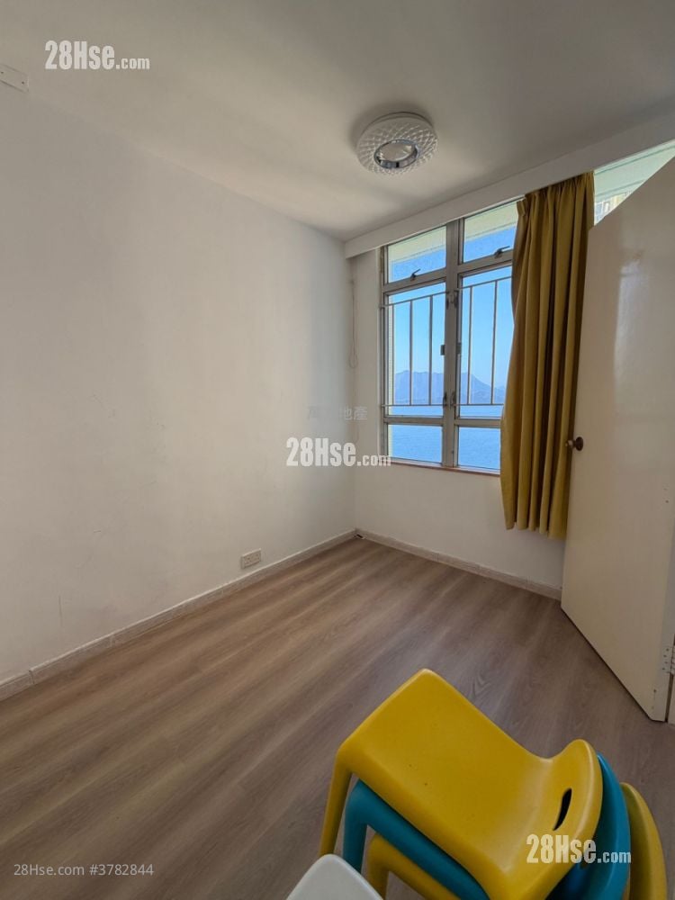 Kam Fung Court Sell 3 Bedrooms , 1 Bathroom 647 ft²