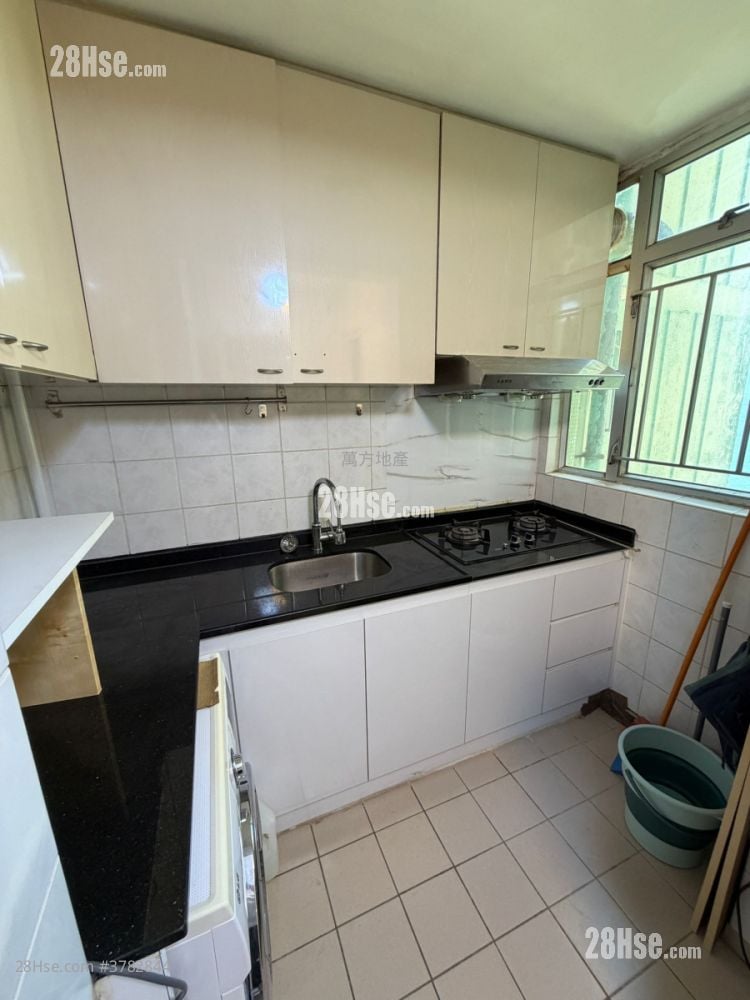 Kam Fung Court Sell 3 Bedrooms , 1 Bathroom 647 ft²