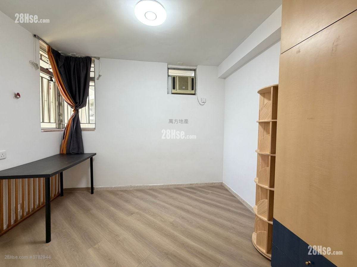 Kam Fung Court Sell 3 Bedrooms , 1 Bathroom 647 ft²
