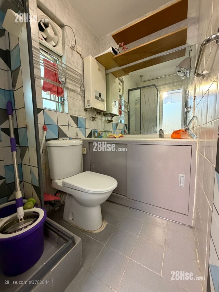 Kam Fung Court Sell 3 Bedrooms , 1 Bathroom 647 ft²