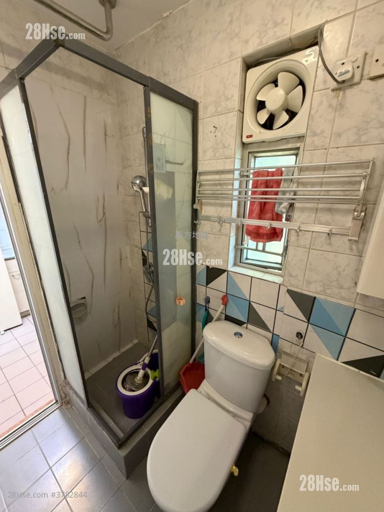 Kam Fung Court Sell 3 Bedrooms , 1 Bathroom 647 ft²