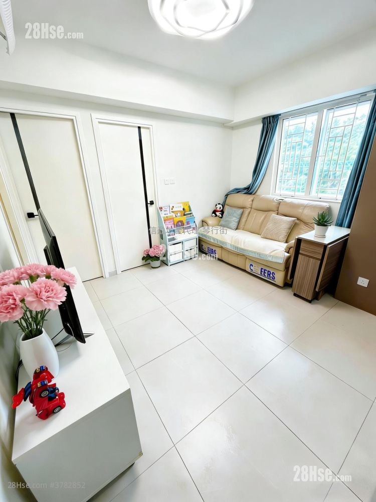 Kam Wai Building Sell 2 Bedrooms , 1 Bathroom 353 ft²
