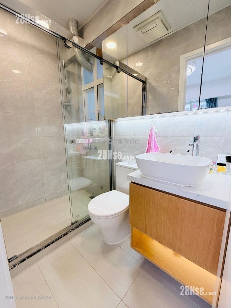 Kam Wai Building Sell 2 Bedrooms , 1 Bathroom 353 ft²