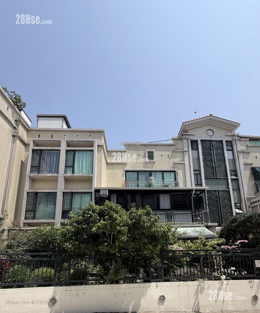 Villa Pinada House Sell 3 Bedrooms , 1 Bathroom 655 ft²