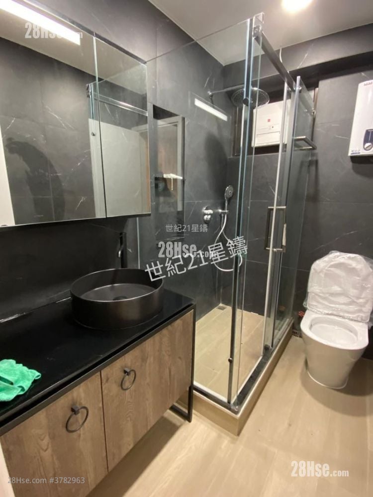 Pokfulam Gardens Sell 3 Bedrooms , 1 Bathroom 702 ft²