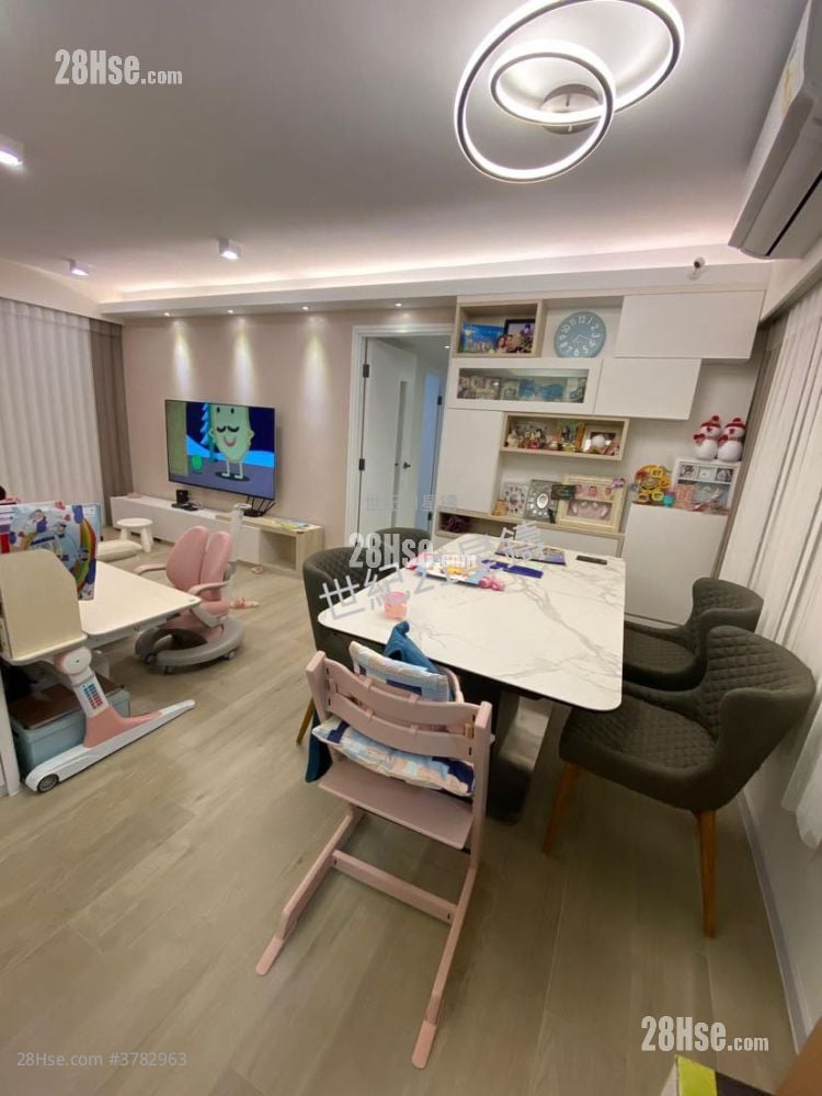 Pokfulam Gardens Sell 3 Bedrooms , 1 Bathroom 702 ft²