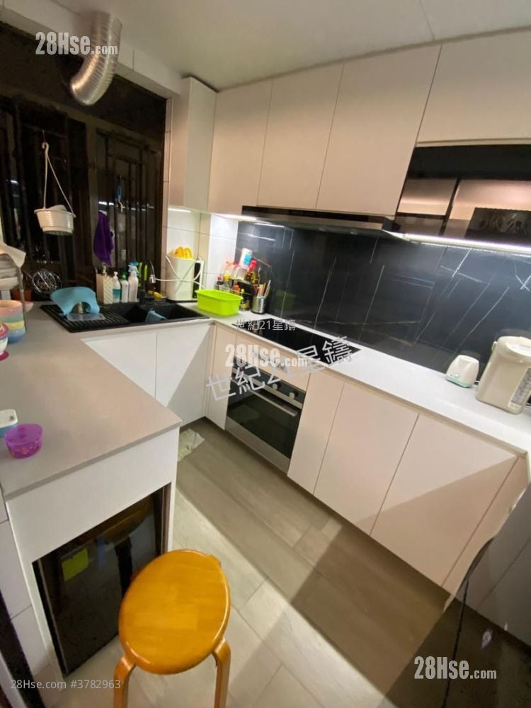 Pokfulam Gardens Sell 3 Bedrooms , 1 Bathroom 702 ft²