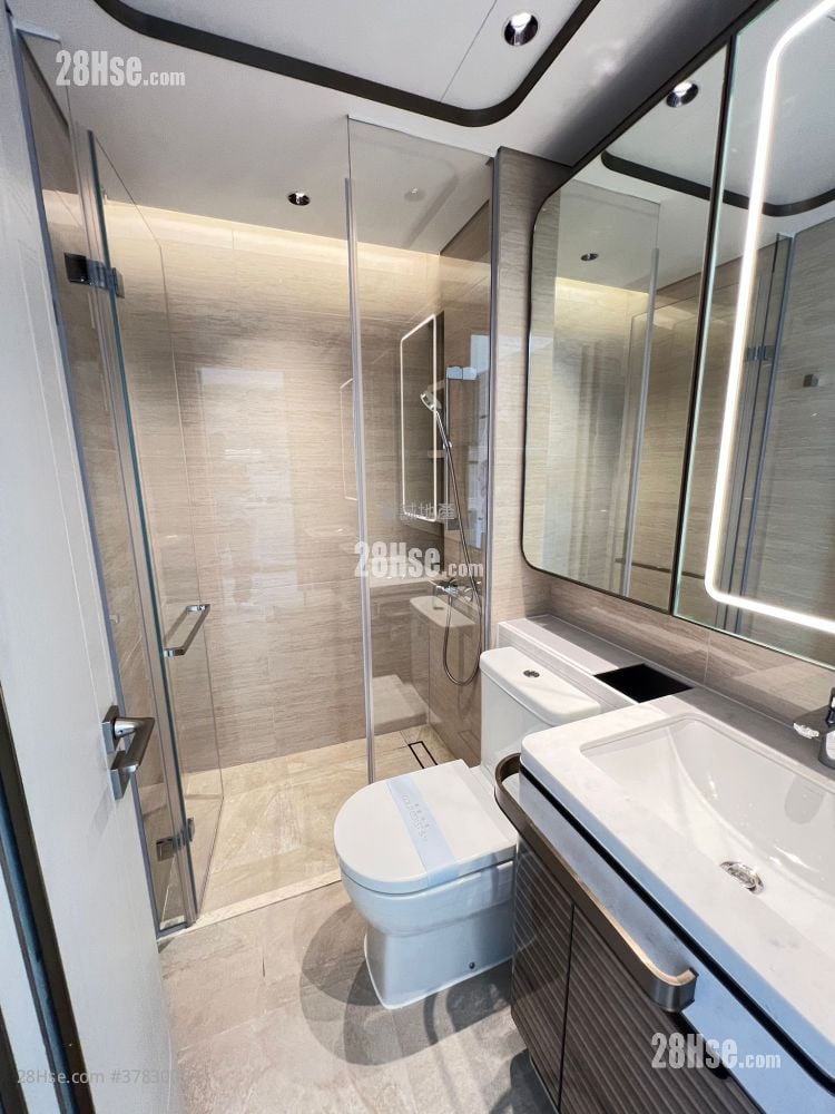 Gold Coast Bay Sell 2 Bedrooms , 1 Bathroom 421 ft²