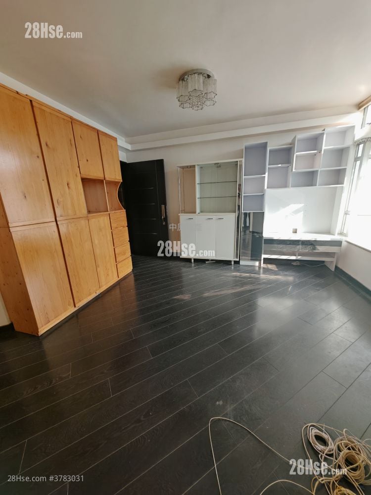 Kingswood Villas Sell 3 Bedrooms , 2 Bathrooms 633 ft²