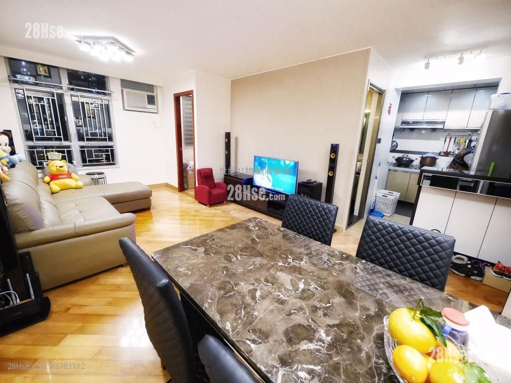 living room: Yuk Ming Court Sell 3 Bedrooms , 1 Bathroom 610 ft²